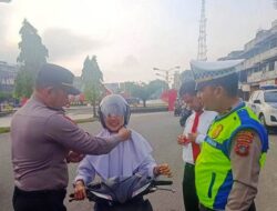 Polres Padangsidimpuan Bagi-bagi Helm Gratis dan Edukasi Masyarakat Tertib Berlalu Lintas